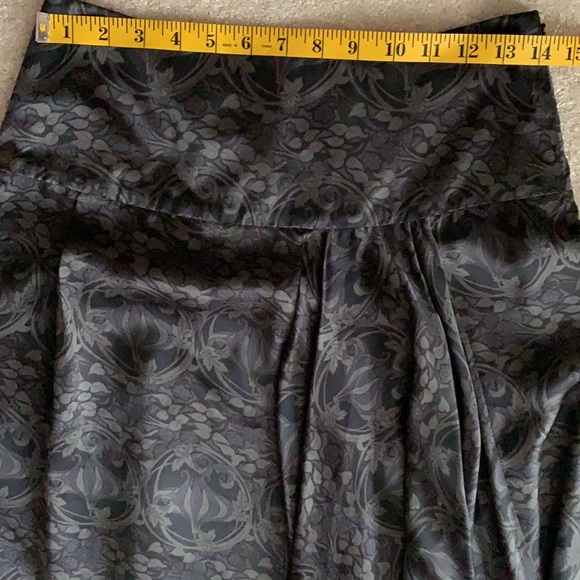 The Limited Skirt - Picture 3 of 8